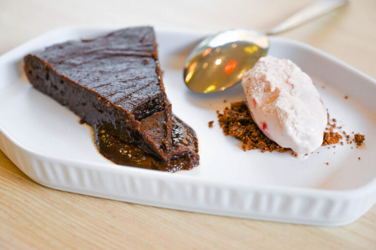 Tarta de chocolate con helado Cantina Sputnik Legazpi