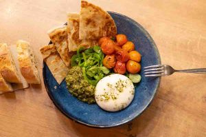 Ensalada de burrata restaurante saludable La Cantina legazpi